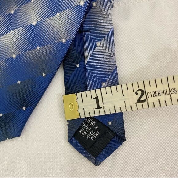 Van Heusen Men’s Tie Blue and Squares - Picture 2 of 3